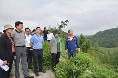 杨永英率队赴黔西南州开展《固体废物污染环境防治法》执法检查并召开座谈会